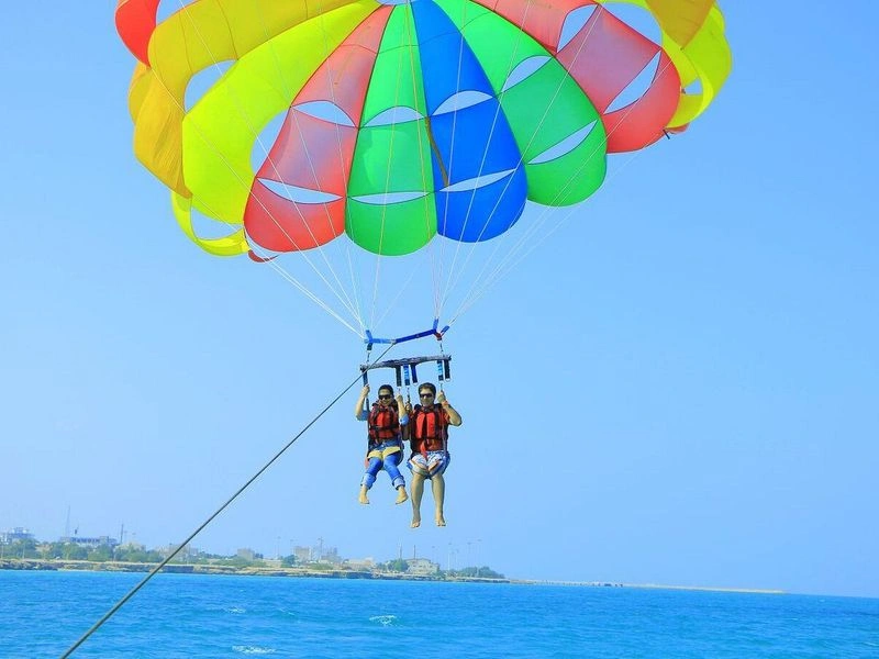 تفریحات آبی ایران در بسیاری از مقاصد تفریحی در کشورمان از مفرح&zwnj;ترین بخش&zwnj;های سفر به&zwnj;حساب می&zwnj;آیند. دیگر برای انجام این فعالیت&zwnj;ها نیازی به سفر به خارج از ایران ندارید و می&zwnj;توانید در سواحل شمالی و جنوبی کشورمان آن&zwnj;ها را تجربه کنید. در نوشته&zwnj;ای که امروز برایتان تدارک دیده&zwnj;ایم، قصد داریم برخی از بهترین تفریحات آبی را به شما معرفی کنیم.